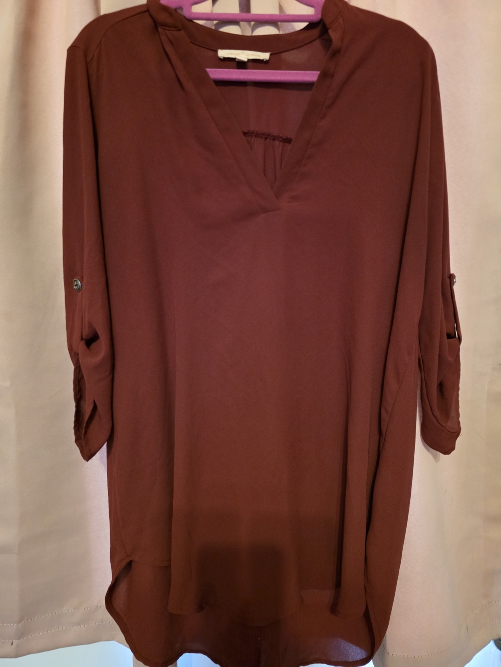 Gibson Latimer Rust V-Neck Roll-Tab Blouse